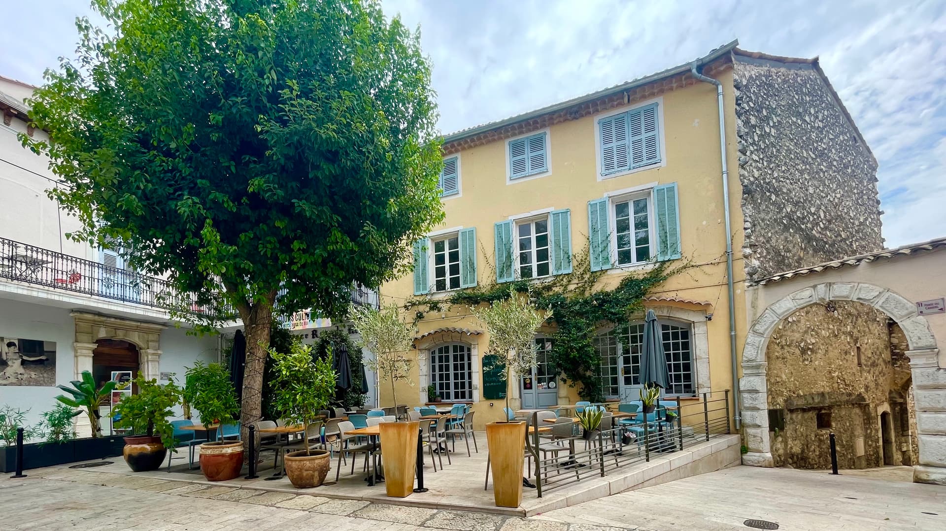 Place provençale arborée aménagée par Boutures By M&C — oliviers en pots et terrasse ombragée